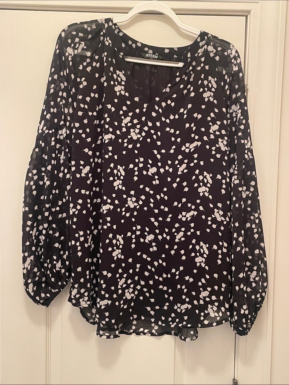 Black & White Printed V-Neck Blouse by BTFBM